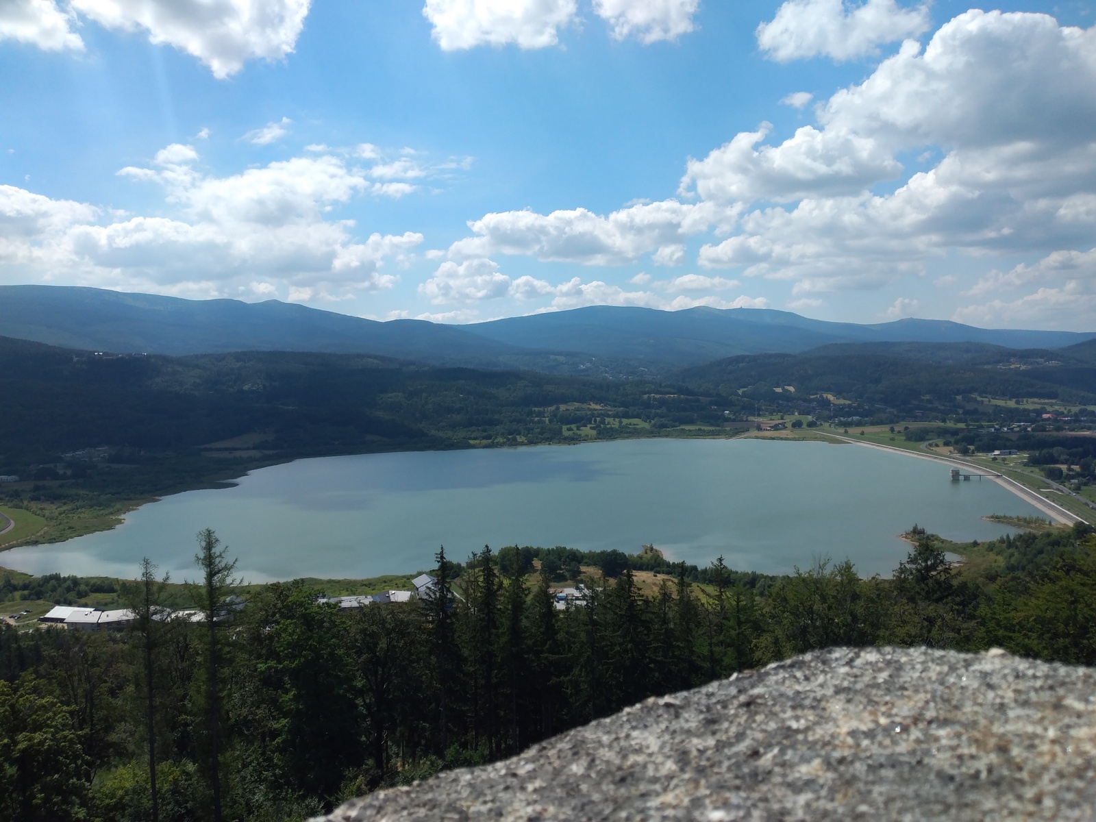 Widok z wieży Zamku Księcia Henryka na Wzgórzach Łomnickich